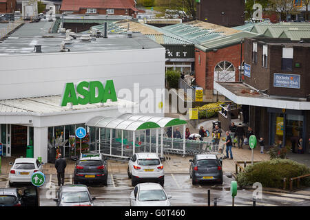 ASDA Supermarkt Winsford Geschäfte Shopper Shop Einzelhandel Bezirk Supermarkt Händler Einzelhändler Einzelhändler speichern tr Stockfoto