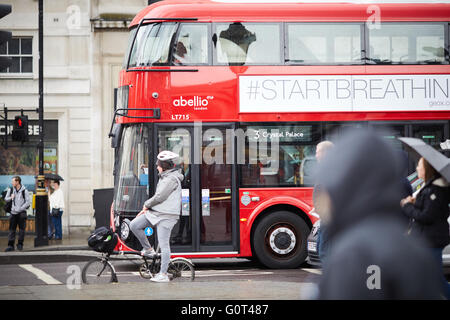 London-Bus die neue Routemaster, bezog sich ursprünglich auf, als der neue Bus für London und umgangssprachlich auch als Borisbus oder Borismast Stockfoto