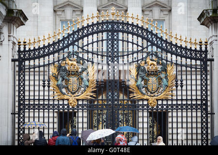 Tor zum Buckingham Palace, die Königin Schmiedeeisen Geschichte historisch wichtige signifikante Qualität deluxe-Luxus noblen Hause gut Stockfoto