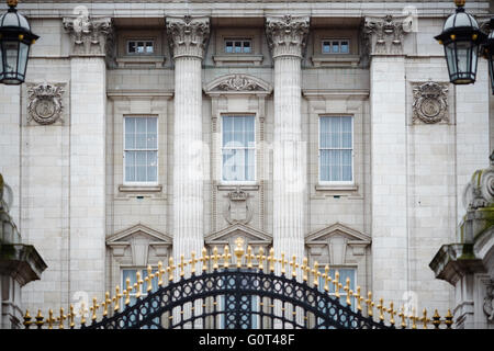 Tor zum Buckingham Palace, die Königin Schmiedeeisen Geschichte historisch wichtige signifikante Qualität deluxe-Luxus noblen Hause gut Stockfoto