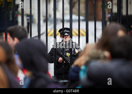 Bewaffnete Polizisten in das Tor am Downing Street Polizist Constable PC Bobby schlagen Verbrechen strafrechtlich Detective Inspector ich Stockfoto