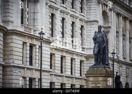 Die Statue des Herzogs von Devonshire, Whitehall ist einer denkmalgeschützten Outdoor-Bronze-Skulptur des Führers der drei britischen pol Stockfoto