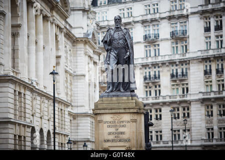 Die Statue des Herzogs von Devonshire, Whitehall ist einer denkmalgeschützten Outdoor-Bronze-Skulptur des Führers der drei britischen pol Stockfoto