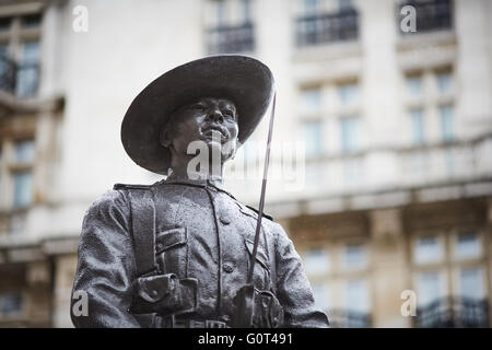 Das Denkmal für die Brigade von Gurkhas auf Horse Guards Avenue, Whitehall, London, wurde von Königin Elizabeth II auf 3 Decemb enthüllt. Stockfoto