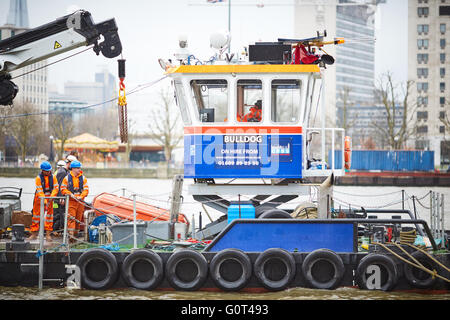 Buildog Multicat arbeitet an der Themse London Schlepp Boot Kanal, Kanäle Narrowboat Fluss Stream Wasserstraße, Narrow Boat club Stockfoto