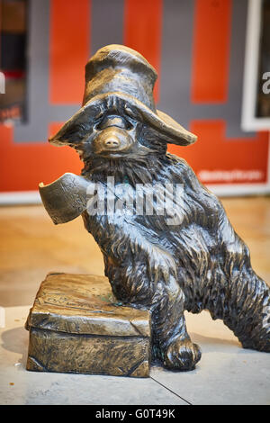 London Paddington Bahnhof Bahnhof Paddington Bronze Statue entworfen durch die Skulptur Marcus Cornish, wurde die Statue von enthüllt. Stockfoto