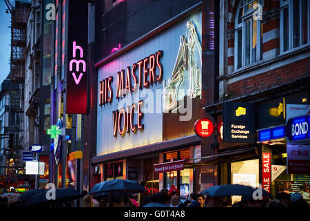 Oxford Street London HMV His Masters Voice Neon Schild außen Plattenladen Flaggschiff Records cd Musik speichern Stockfoto