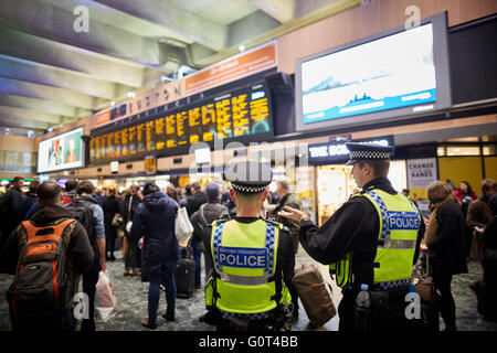 London Euston Railway Station Halle Anzeigetafeln Rush Crush Gebietsangabe warten darauf West Coast Main Line termin Stockfoto