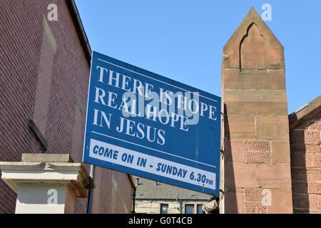 Eine Kirche Zeichen Werbeservice Startzeit in Glasgow, Scotland, UK Stockfoto