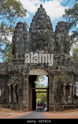 Tuk-Tuk durch Siegestor, Angkor Thom (12. Jahrhundert-Tempel-Komplex), UNESCO-Welterbe Angkor, Siem Reap, Kambodscha Stockfoto