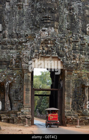 Tuk-Tuk durch Siegestor, Angkor Thom (12. Jahrhundert-Tempel-Komplex), UNESCO-Welterbe Angkor, Siem Reap, Kambodscha Stockfoto