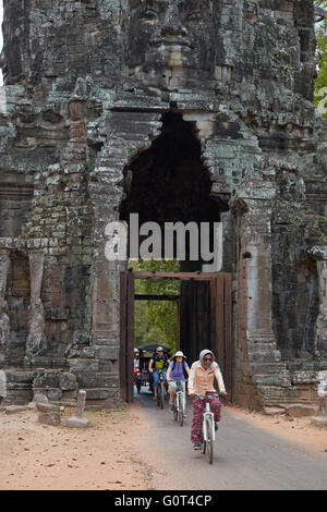 Radfahrer durch Siegestor, Angkor Thom (12. Jahrhundert-Tempel-Komplex), UNESCO-Welterbe Angkor, Siem Reap, Kambodscha Stockfoto