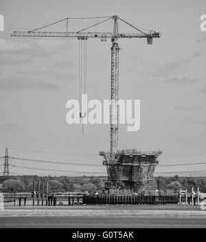 Neue mersey Crossing Road Bridge Tower im Bau mit Turm Kran Stockfoto