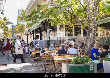 Blick auf Menschen im Freien zu Speisen, am Ocean Drive in South Beach Miami Florida Stockfoto