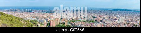 Einen Panoramablick über Barcelona von der Rückseite der Stadt gesehen. Stockfoto