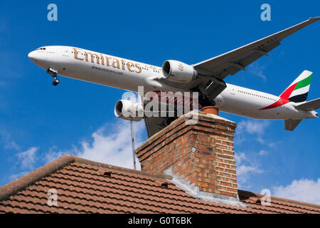 Emirates Boeing 777-31H(ER), Registrierung / tail Nummer A6-Gastrointestinaler nahenden Flughafen Heathrow, London. VEREINIGTES KÖNIGREICH. Stockfoto