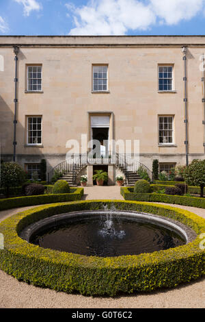 Der Innenhof / Hof Syon House mit formalen Garten Garten und Teich mit Brunnen. Syon House, Brentford. VEREINIGTES KÖNIGREICH. Stockfoto