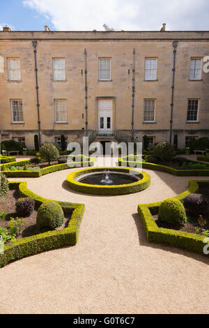 Der Innenhof / Hof Syon House mit formalen Garten Garten und Teich mit Brunnen. Syon House, Brentford. VEREINIGTES KÖNIGREICH. Stockfoto