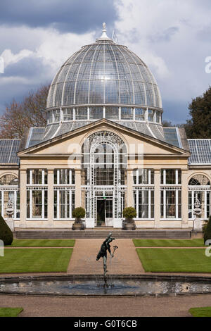 Syon House großen Wintergarten mit Glaskuppel (Klasse ich Gebäude unter Denkmalschutz) und Statue von geflügelten Quecksilber und formalen Gartenteich. UK Stockfoto