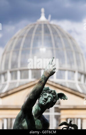 Statue von geflügelten Quecksilber und Syon House Great Conservatory Glaskuppel (Klasse I aufgeführten Gebäude) im formalen Garten / Gärten. UK Stockfoto