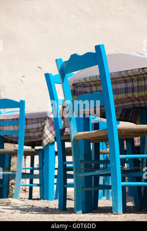 Traditionelle griechische blaue Stühle in einer Taverne. Kreta. Griechenland Stockfoto