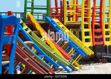 Traditionelle griechische bunte Stühle in einer Taverne. Horizontale Stockfoto