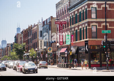 Milwaukee und Damen Alleen in dem trendigen Wicker Park Viertel im Westen der Stadt-Gemeinde in Chicago, Illinois, USA Stockfoto