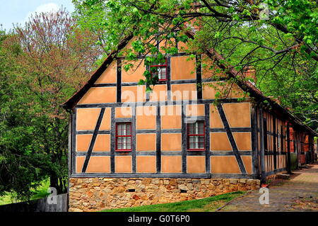 Altes Salem, North Carolina: Fachwerk Stuck und Fachwerk aus dem 18. Jahrhundert beherbergt mährischen auf der Main Street * Stockfoto