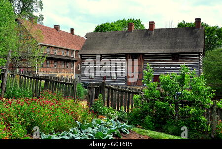 Miksch-Haus-Gärten und Blick auf Single Bruders Haus (links) und Fachwerk-Scheune alte Salem, North Carolina: * Stockfoto