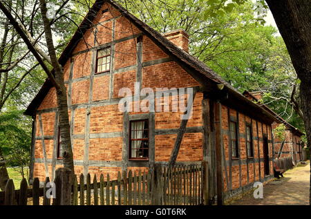 Altes Salem, North Carolina: 1767 mährischen dritte Haus gebaut aus Backstein und Fachwerk auf der Main Street Stockfoto