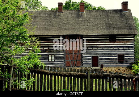 Altes Salem, North Carolina: Fachwerk Log und Stuck Scheune an der 1769 einzelne Brüder Haus Stockfoto