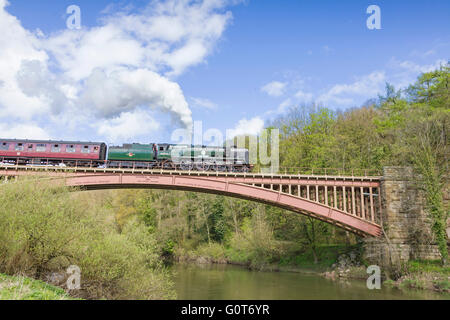 Dampfzug, überqueren den Fluss Severn bei Victoria Bridge über den Severn Valley Railway bei Arley, Worcestershire, England, UK Stockfoto