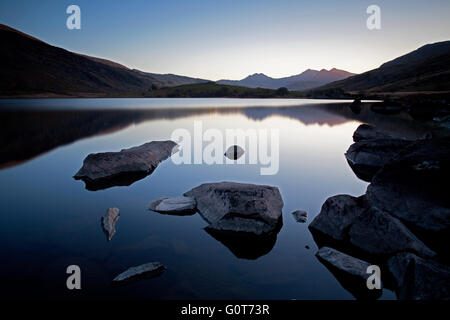 Foto von Jamie Callister ©. Sonnenuntergang am Llynnau Mymbyr, Snowdonia, Gwynedd, Nordwales, 19. April 2016. Stockfoto