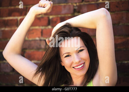 Porträt einer glücklich begeistert Frau draußen feiern Stockfoto