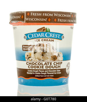 Winneconne, Wisconsin - 5. Mai 2016: Container von Cedar Crest Eis in chocolate Chip Cookie Teig Geschmack auf einem isolierten Hintergrund Stockfoto