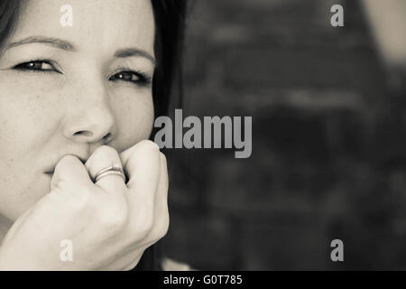 Monochrome Portrait einer besorgt verwirrt Frau außerhalb Stockfoto