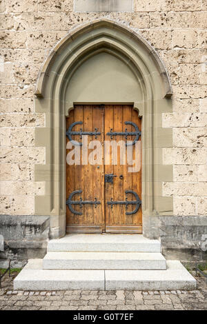 Braune Kirchentür mit gotischen trat portal Stockfoto