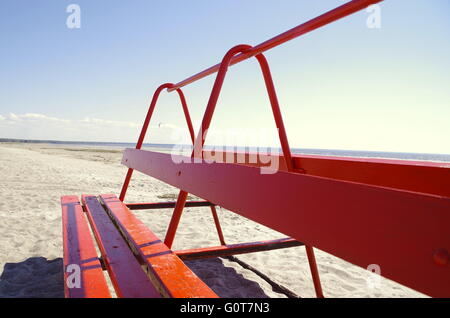 Roter Strand Bank an einem ersten warmen Frühlingstag in Pärnu Strand 2016 Stockfoto