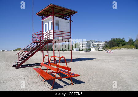 Rettungsschwimmer-Turm am Strand von Pärnu Stockfoto