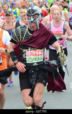 Lustige Läufer während des London-Marathons 2016 Stockfoto