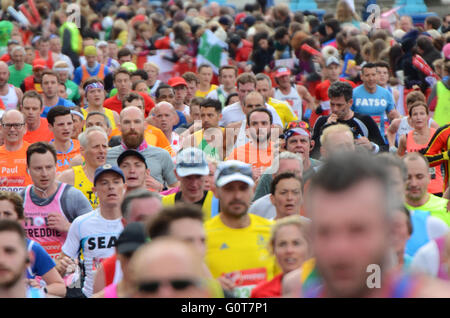 Lustige Läufer während des London-Marathons 2016 Stockfoto