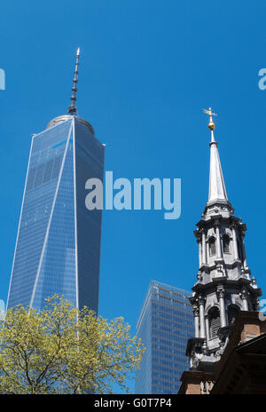 Str. Pauls Kapelle und One World Trade Center, NYC Stockfoto