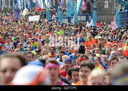 Lustige Läufer beim London Marathon 2016. Massen überqueren die Tower Bridge Stockfoto