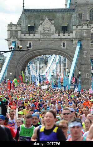 Lustige Läufer beim London Marathon 2016. Massen überqueren die Tower Bridge Stockfoto