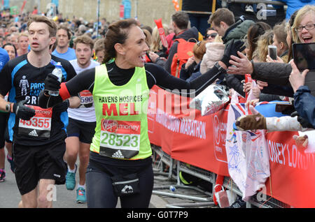 Lustige Läufer während des London-Marathons 2016 Stockfoto