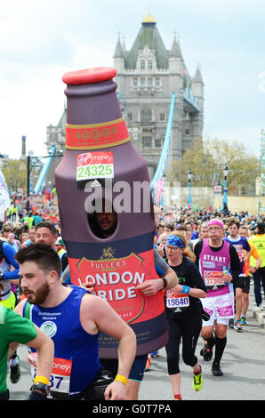 Lustige Läufer während des London-Marathons 2016 Stockfoto