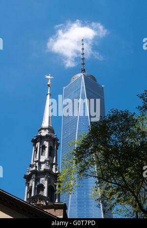 Str. Pauls Kapelle und One World Trade Center, NYC Stockfoto