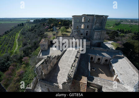 Montmajour Abbey in der Nähe von Arles. Frankreich. Blick von der Pons De L'Orme Turm Stockfoto