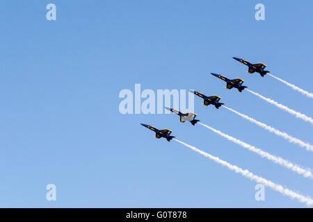 Die Blue Angels fliegen in Formation bei klarem Himmel während der fleet Week in San Francisco Stockfoto