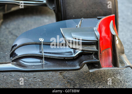 Aerodynamische Carbon Fibre Spoiler auf der vorderen Nase eines Formel1-Rennwagens. Stockfoto